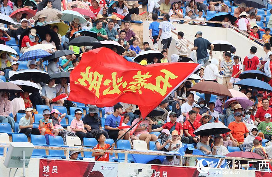 乐鱼体育下载-跟着足球游广西：从赛场到市井的“双向奔赴”
